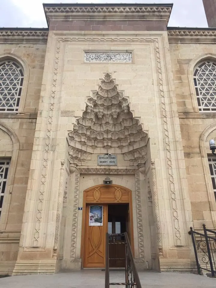 Siteler Camii taç kapısı